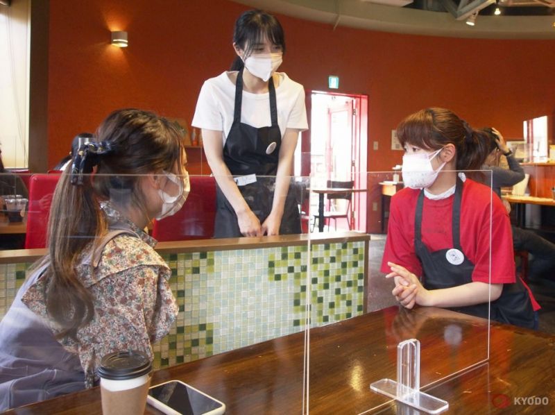 nhân viên phục vụ marin kanamori